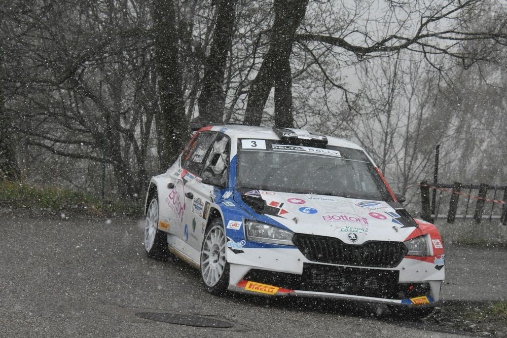 Federico-Bottoni-e-Sofia-Peruzzi-su-Skoda-Fabia-R5-vincitori-del-Rally-del-Bardolino-2022