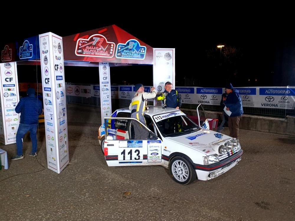 Sanguin-e-Gaburro-festeggiano-la-vittoria-di-classe-al-Rally-Storico-della-Valpolicella