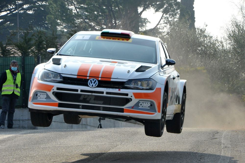 I-vincitori-delledizione-2021-del-Rally-del-Bardolino-Pedersoli-Tomasi-su-Volkswagen-Polo-R5