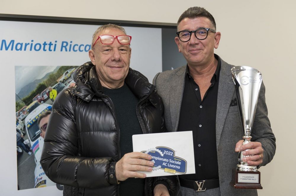 Riccardo-Mariotti-premiato-da-Marco-Fiorillo