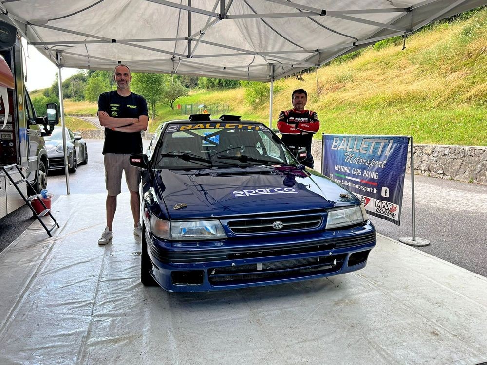 Pedro-ed-Emanuele-Baldaccini-accanto-alla-Subaru-Legacy-di-Balletti-Motorsport