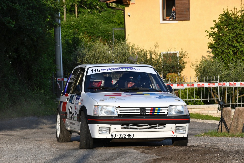 Gianni-Sanguin-in-azione-con-la-Peugeot-205-GTI-Gruppo-A