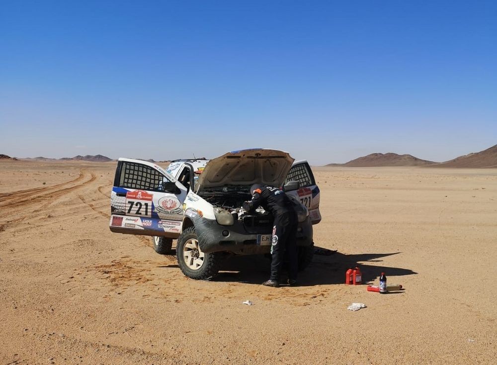 Carcheri-e-Bernacchini-fermi-nel-deserto-tentano-subito-la-riparazione-1