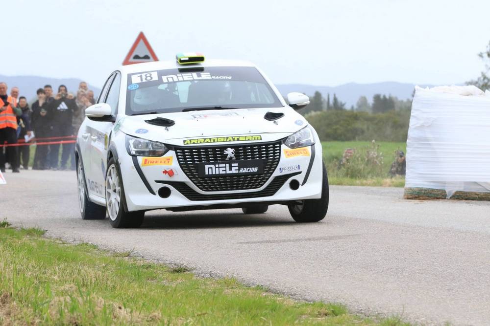 Un-equipaggio-impegnato-in-un-Rally-su-asfalto_Foto-Lello-Abate