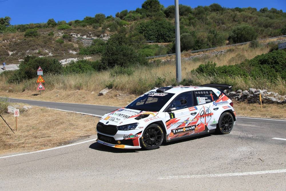 Un-equipaggio-impegnato-in-un-Rally-su-asfalto_Foto-Lello-Abate