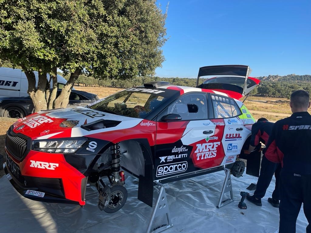 Paolo-Andreucci-con-la-nuova-Skoda-Fabia-RS