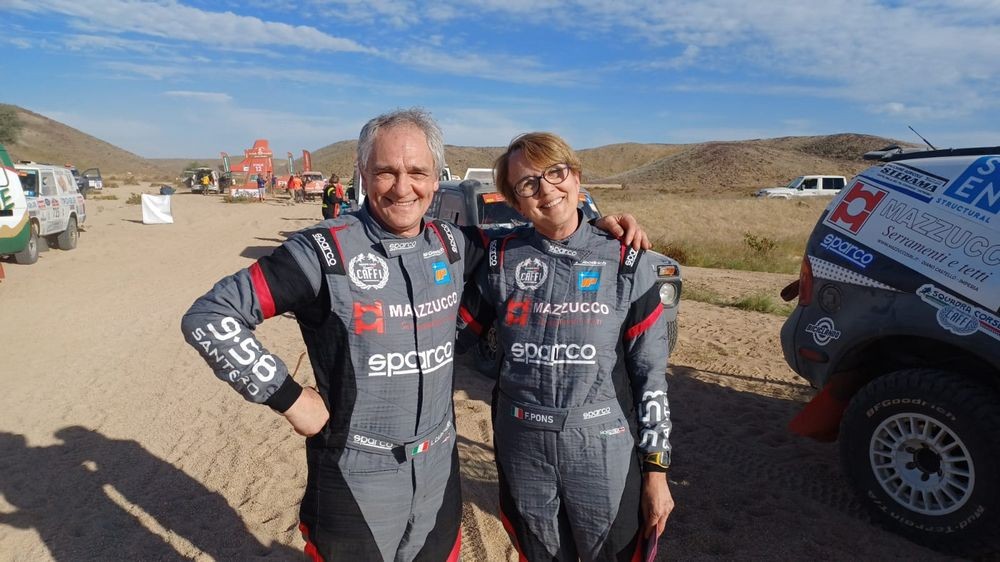 Carcheri-e-Pons-sorridono-al-termine-della-Dakar-Classic-2024