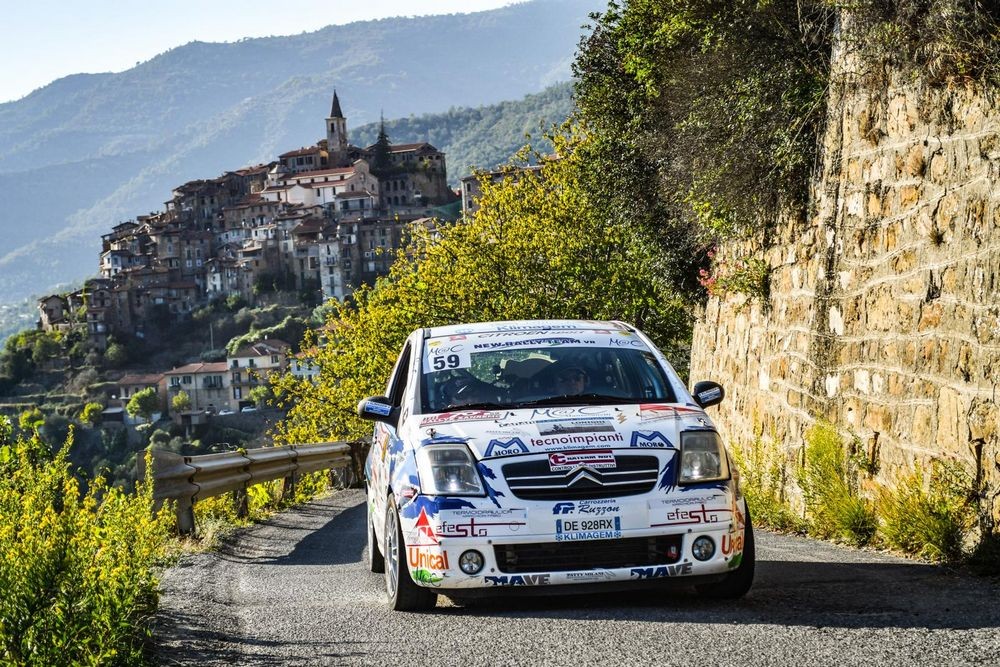 Andrea-Mirandola-e-Giovanni-Somenzi-in-azione-con-la-CItroen-C2-di-Classe-A6