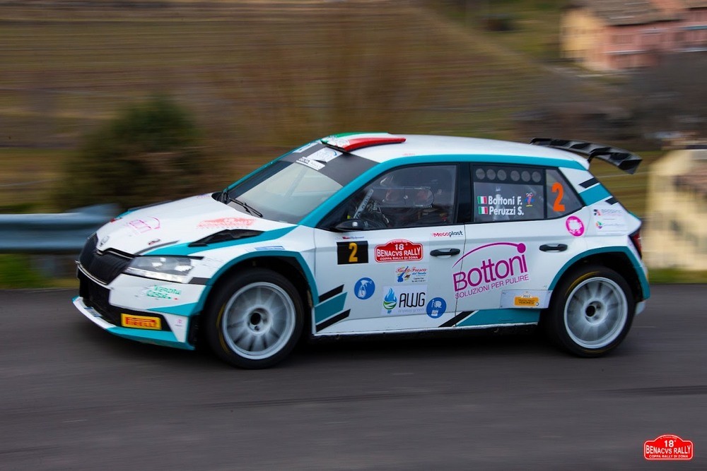 Federico-Bottoni-Sofia-Peruzzi-vincitori-Benacvs-Rally-2022-su-Skoda-Fabia-R5-Foto-Time-Foto