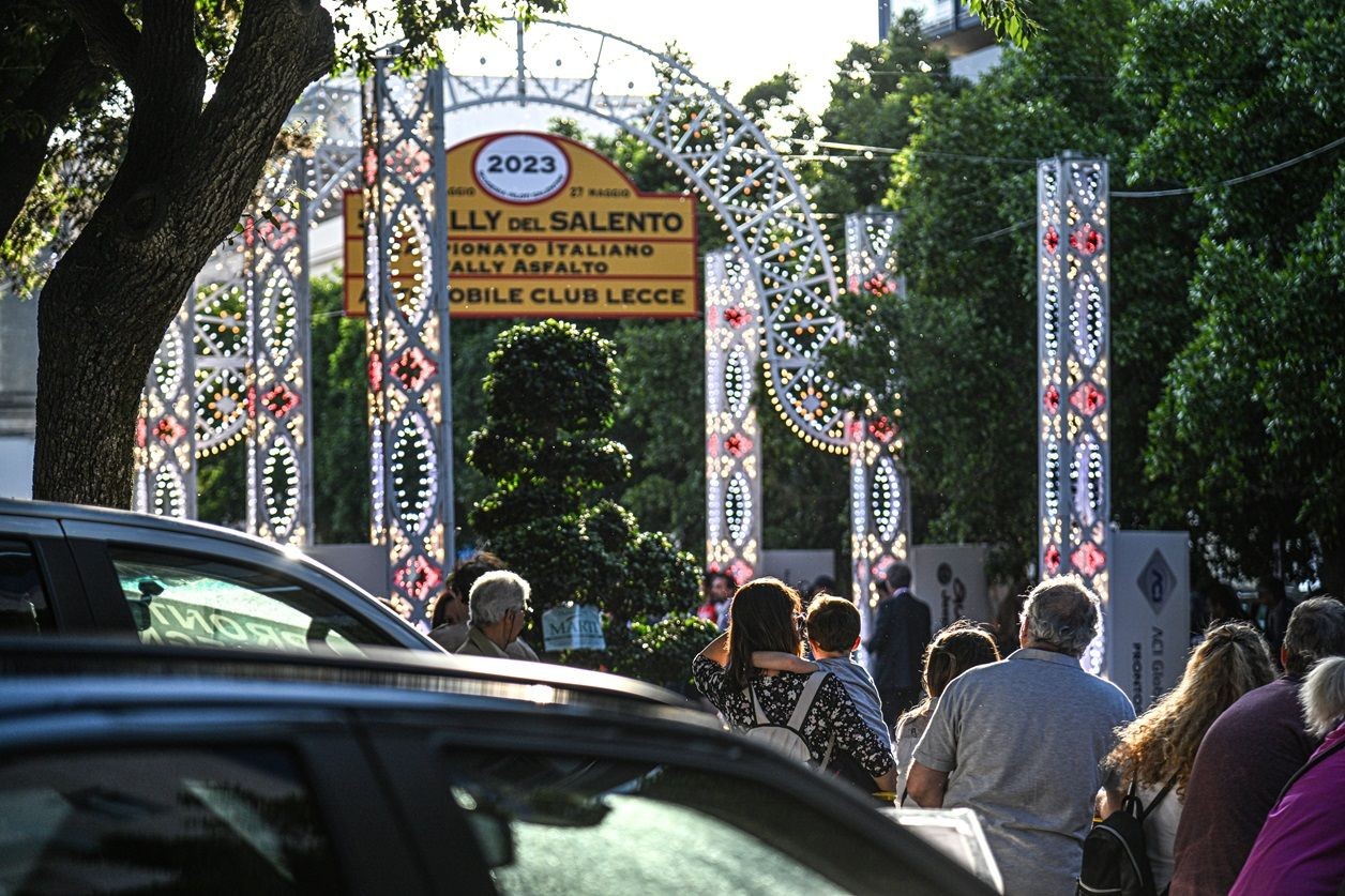 pubblico-luminarie-piazza-mazzini-ACI-Lecce-55-rally-salento-270523-ph-Bettiol