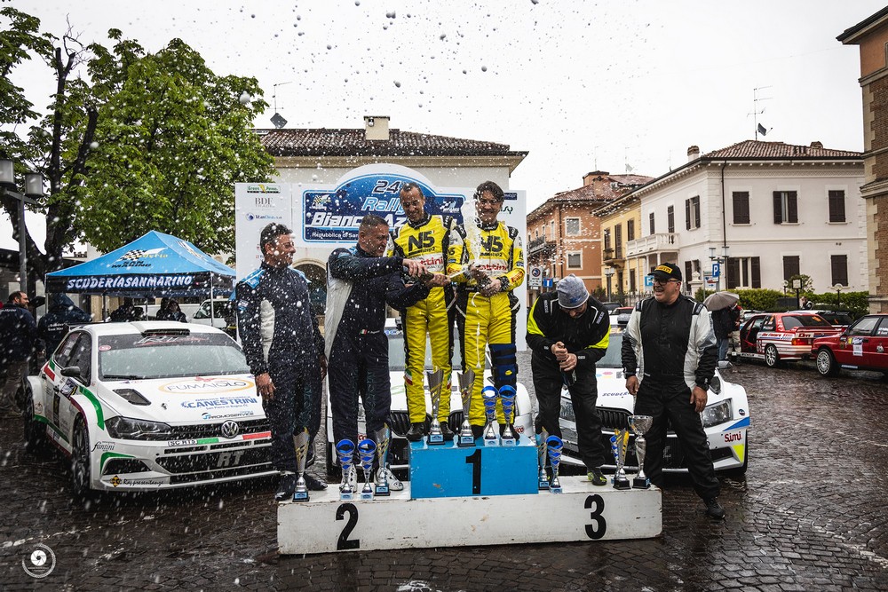podio-moderno-assoluto-24-Rally-Bianco-Azzuro