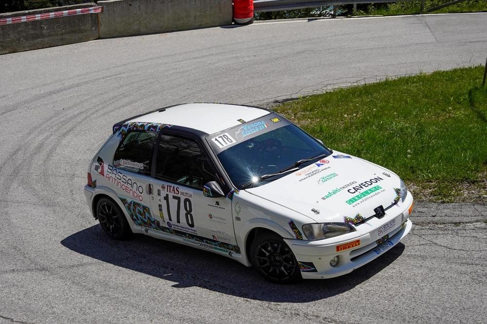 Giulio-Vettorello-in-azione-alla-Levico---Vetriolo---Panarotta-con-la-sua-Peugeot-106-S16-Classe-N1600